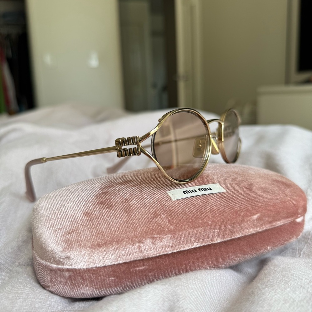 Miu Miu logo sunglasses
